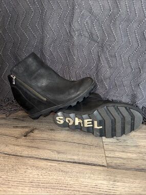 Sorel Black Leather Ankle Booties with Chunky Lug Sole